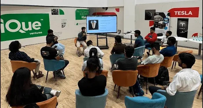 Moment from a QuantumX community event, photo 12