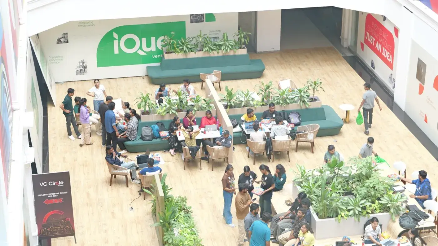 Moment from a QuantumX community event, photo 8